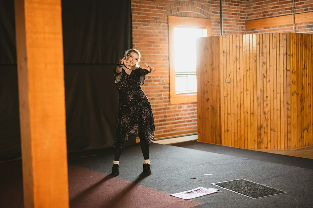 woman singing tango on stage
